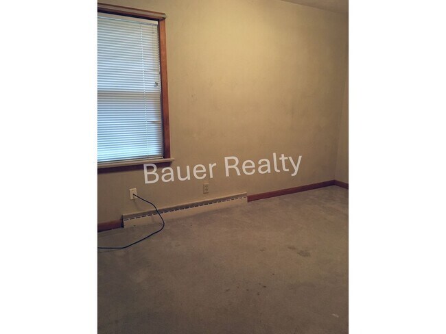Building Photo - Three Bedroom, Southside Ashland