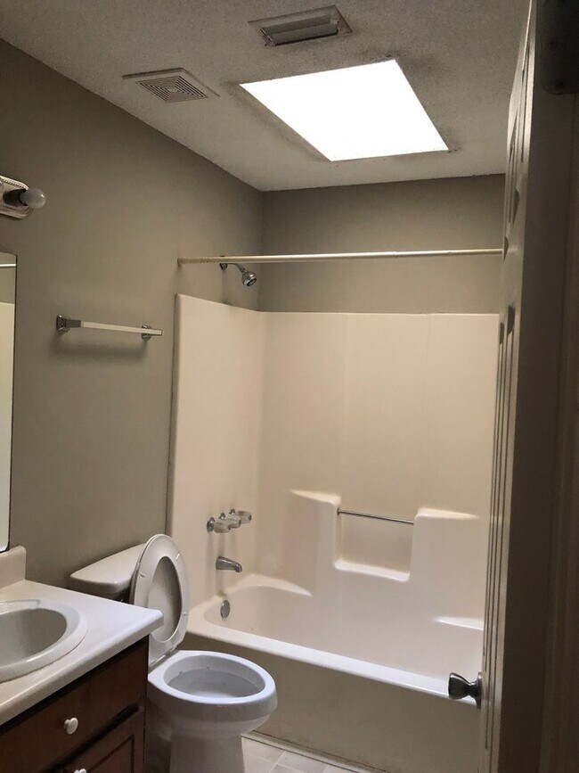 Building Photo - 3 Bedroom/2 Bath home in Lowndes County
