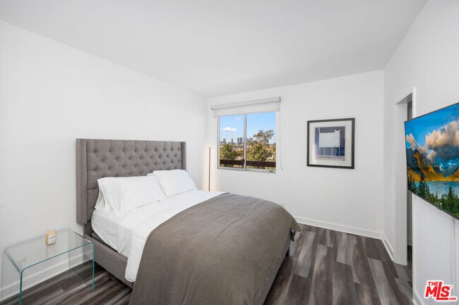 Building Photo - 321 S San Vicente Blvd