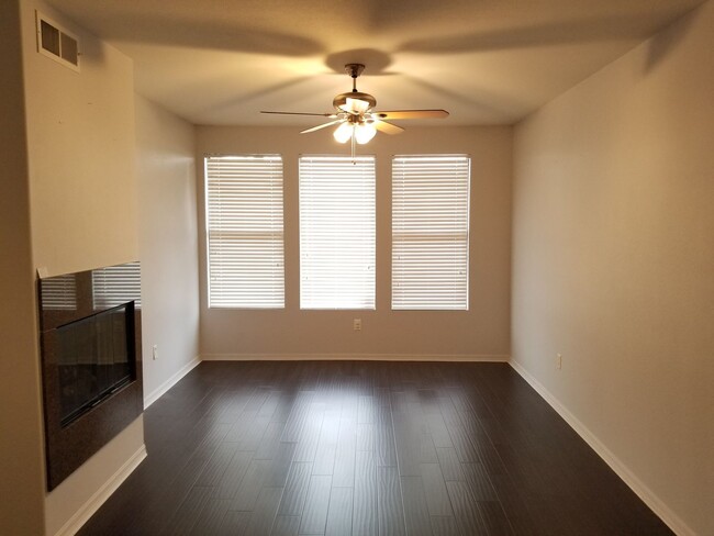 Building Photo - DEPOSIT FREE PROGRAM!! Beautiful 1 Bed Roo...