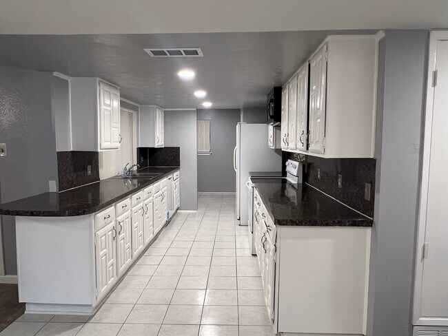 Building Photo - 8103 Edgebrook Forest Ct