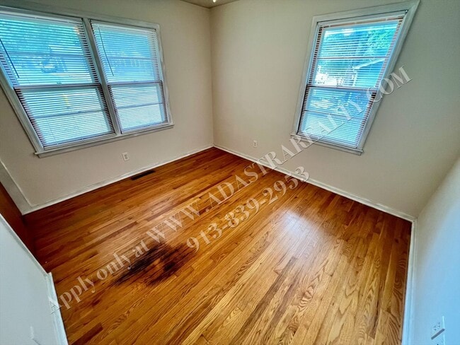 Building Photo - Darling 4 Bed 2 Bath Ranch in Olathe-Available NOW!!