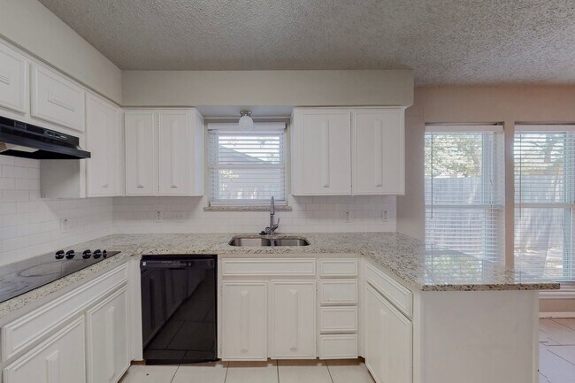 Building Photo - Available June 1st! 3 Bedroom 2 Bath East ...
