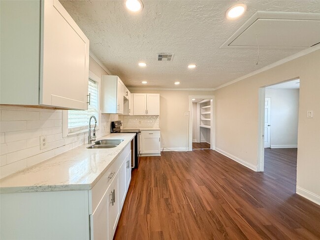 Building Photo - 6009 Jerrycrest Dr