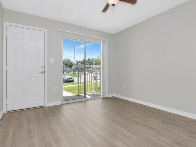 Building Photo - Updated Ground Floor 1BR - Move in Incenti...