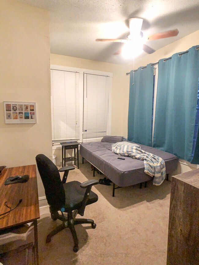 Building Photo - 1101 W 22nd 1/2 St