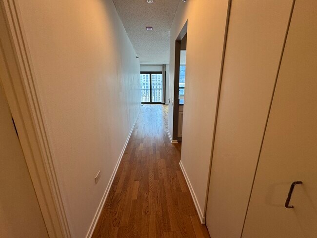 Building Photo - 400 N La Salle Dr