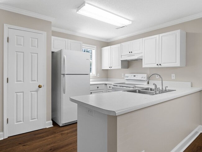 Building Photo - Freshly Renovated 2 BR, 2.5 BA Townhome Mi...