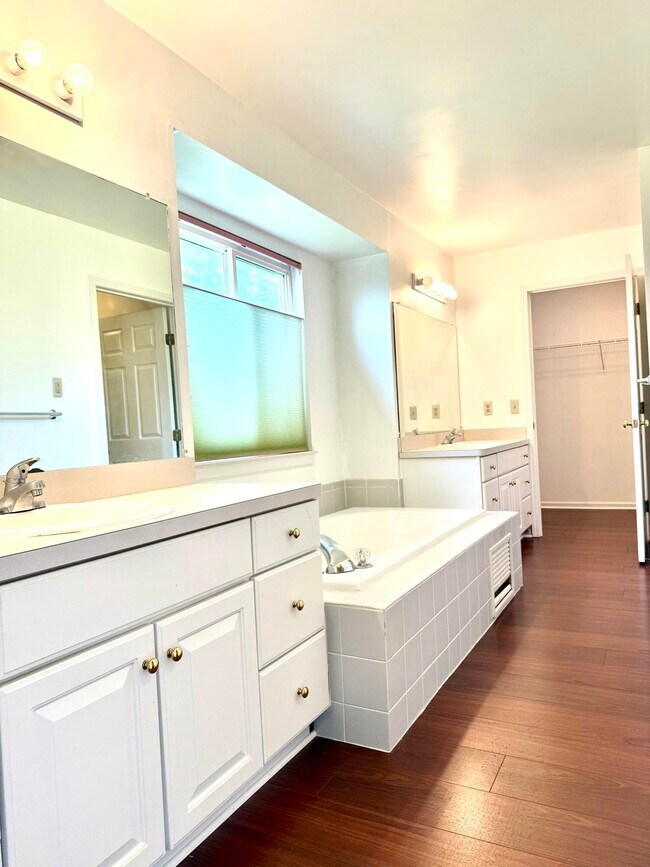 Building Photo - 2341 Timbercrest Ct