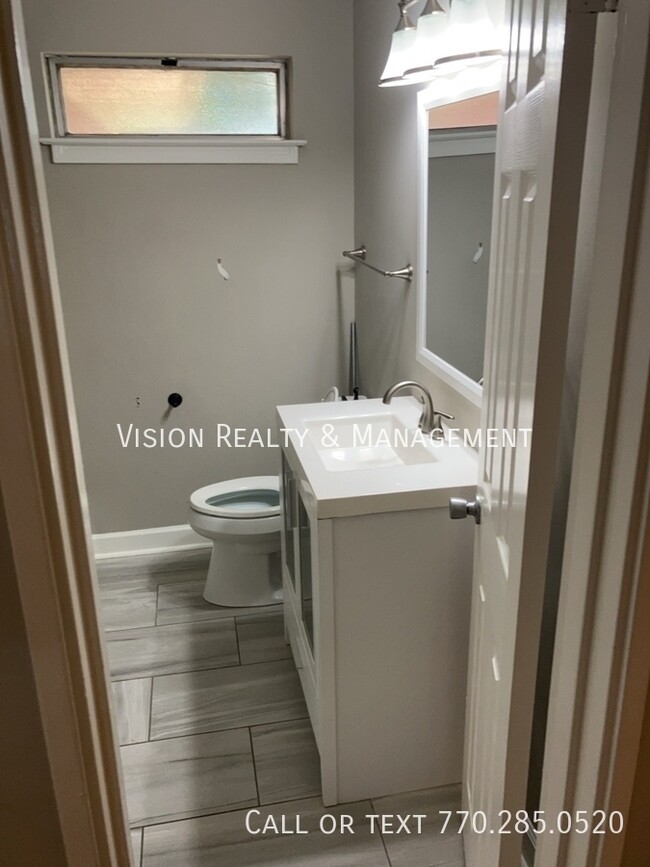 Building Photo - 1074 Rosedale Dr
