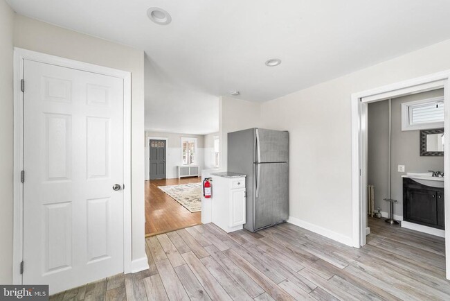 Building Photo - 762 Pilgrim Ave