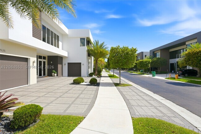 Building Photo - 7525 NW 103rd Pl