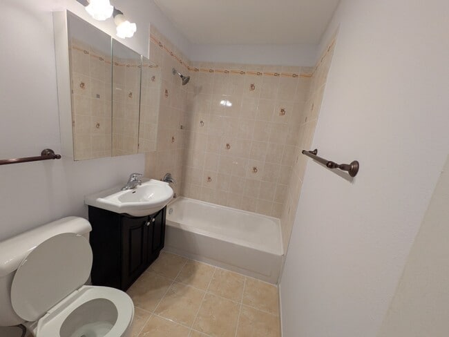 Building Photo - Spacious 3BR / 2BA Condo in Buffalo Grove private balcony, fireplace - Rent includes Heat,  Water...