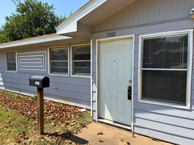 Building Photo - 1502 Parkdale Dr