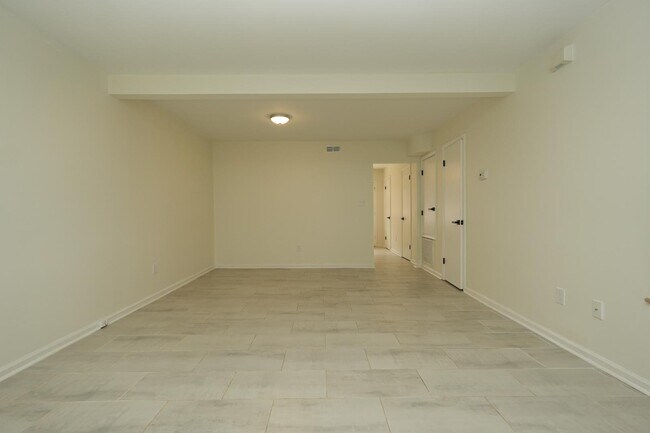 Building Photo - 8807 Hunter Ridge Dr