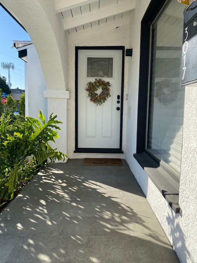 Building Photo - Gorgeous 3 Bedroom 2 Bath Updated Front House for Lease Near SoFi! (Building of ADU in the back)