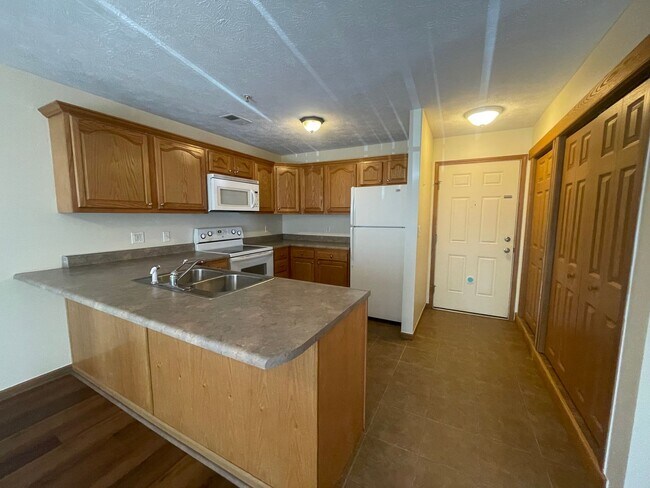 Building Photo - 2 Bedroom, 2 Bath Condo in Med Center area - Available 08/05/2026 (Pictures are NOT of this exact...