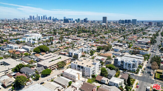 Building Photo - 401 N Serrano Ave