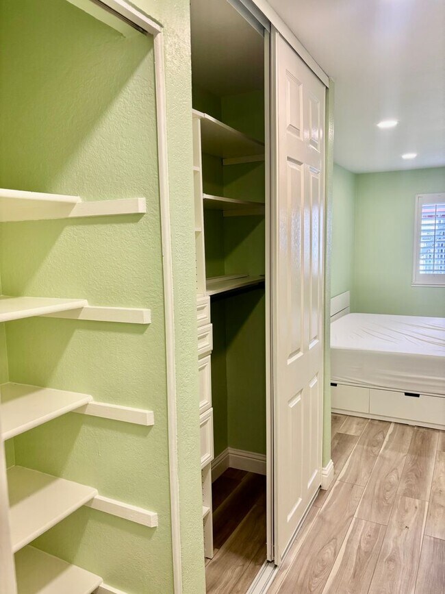 Building Photo - Walnut Creek 2 bed 2 bath gorgeous end unit on the first floor with garage!