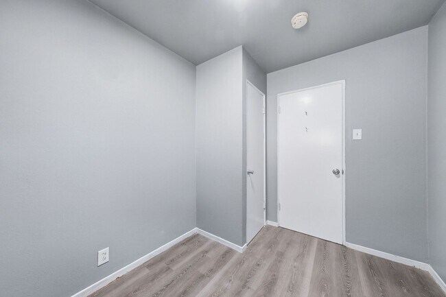 Building Photo - 237 Grampian Rd
