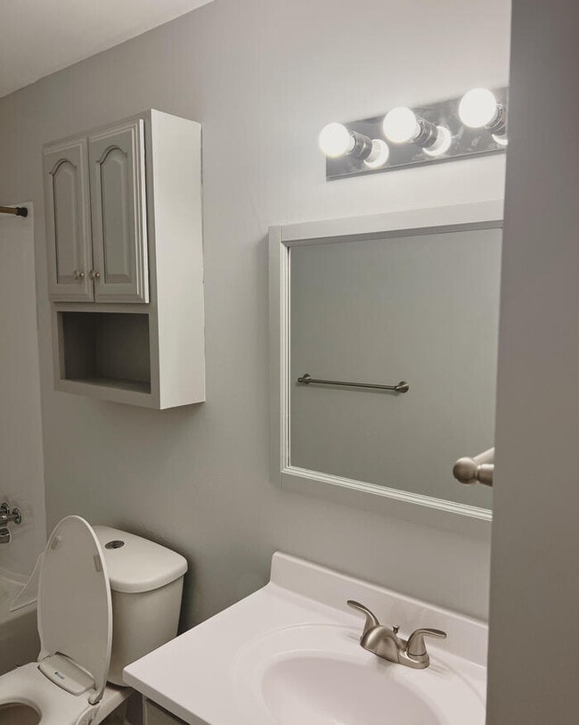 Building Photo - Updated 3BR 1BA Home w/ Garage & Updated Kitchen in Cincinnati