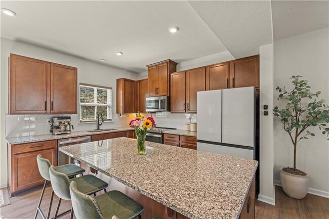 Building Photo - 484 Greenwood Dr