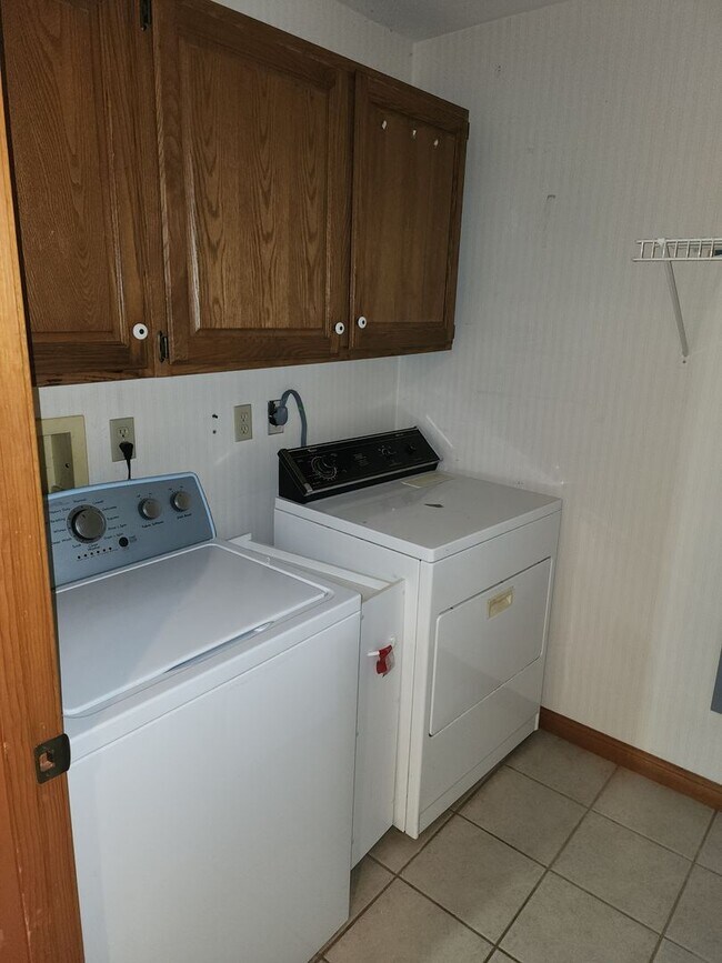 Building Photo - Spacious Home in Ladue Schools