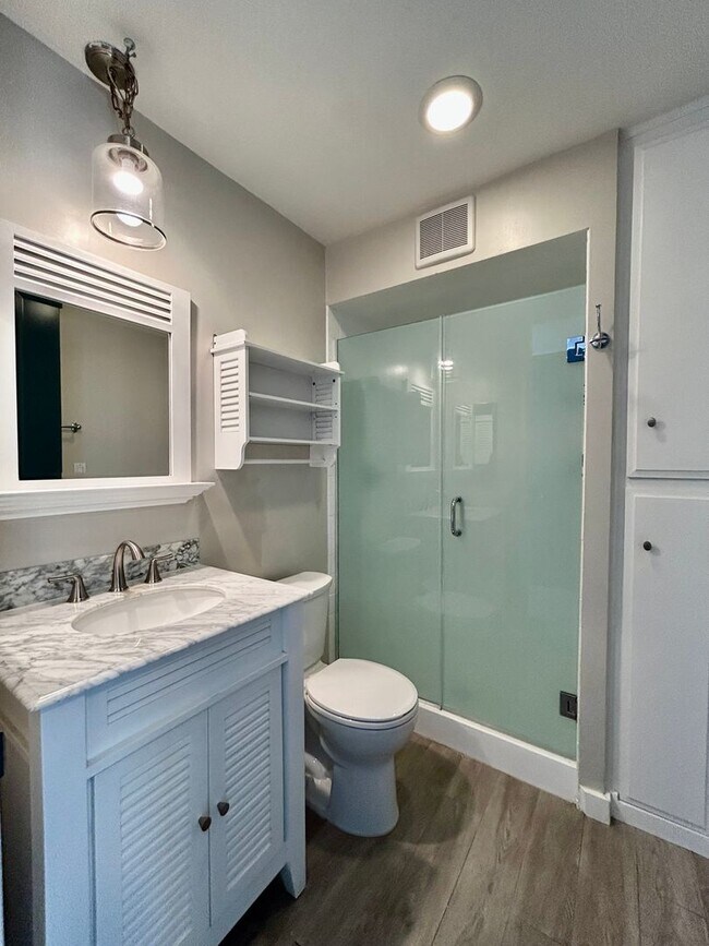 Building Photo - Prime 2 Bed, 2 Bath in La Jolla!