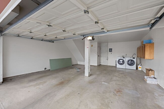 Building Photo - 5430 Linda Vista Rd