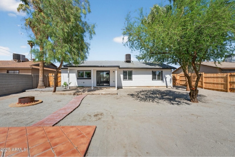 Building Photo - 5039 W Vernon Ave