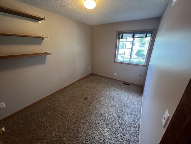 Building Photo - Spacious 3BR/1.5BA Townhome with Attached ...