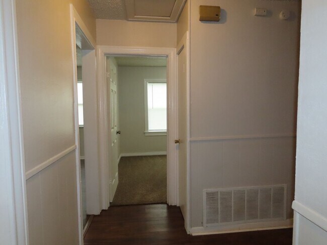 Building Photo - Charming 3 Bedroom, 2 Bath Home w/Den!