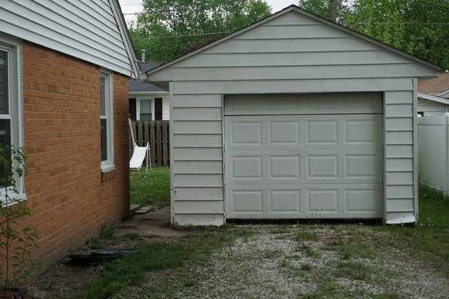 Building Photo - 204 N Geri St