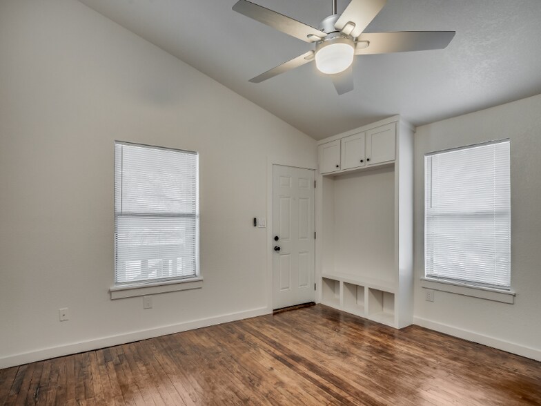 Building Photo - 131 W Acres St