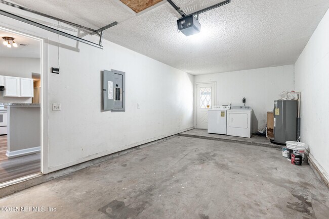 Building Photo - 3920 Sans Pareil St
