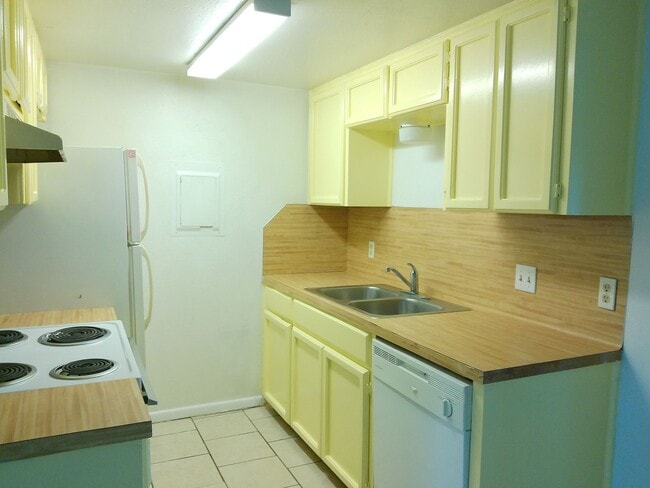 Building Photo - 5723 Crestmore Dr