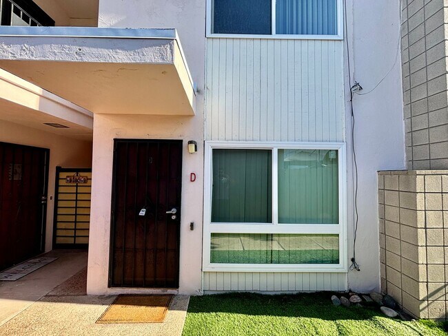 Building Photo - Updated 2 Bed 1.5 Bath Apt. in Coronado