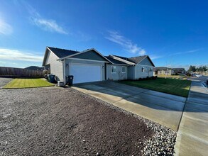 Building Photo - 553