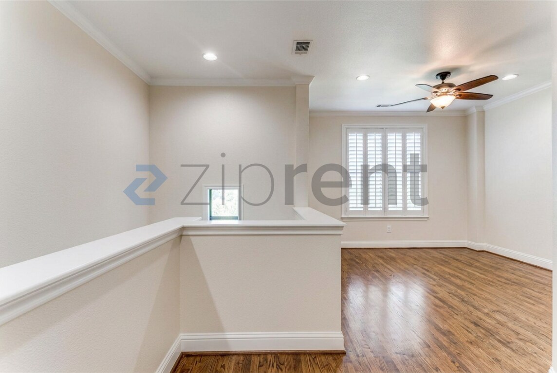 Building Photo - Unit