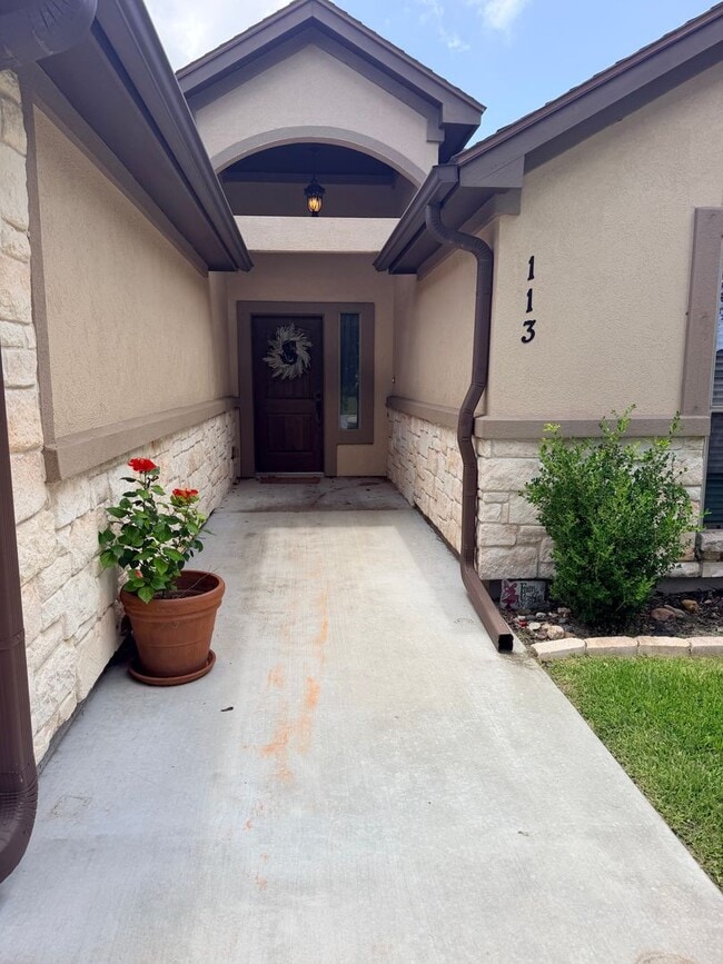 Building Photo - Spacious updated 3 bedroom home