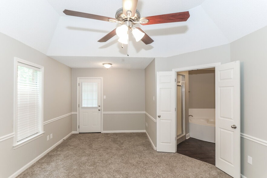 Building Photo - 5896 Pipers Green Ln