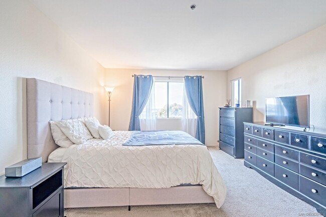 Building Photo - 5985 Dandridge Ln