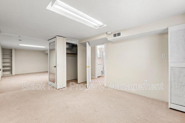 Building Photo - 221 W Elm St