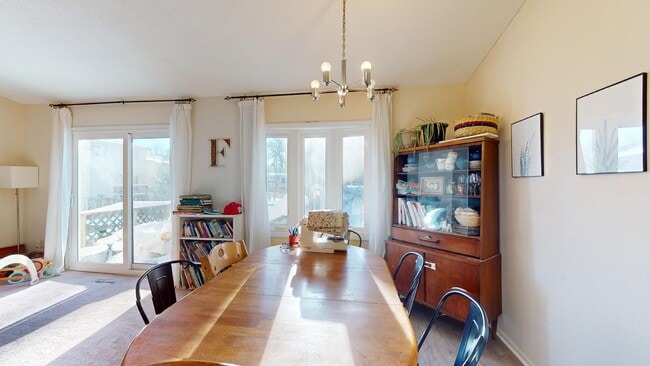 Building Photo - 542 Meadow Ct