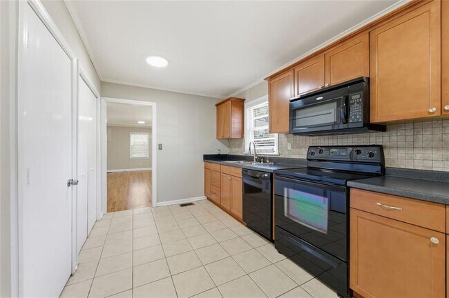 Building Photo - 1003 Valley Dr