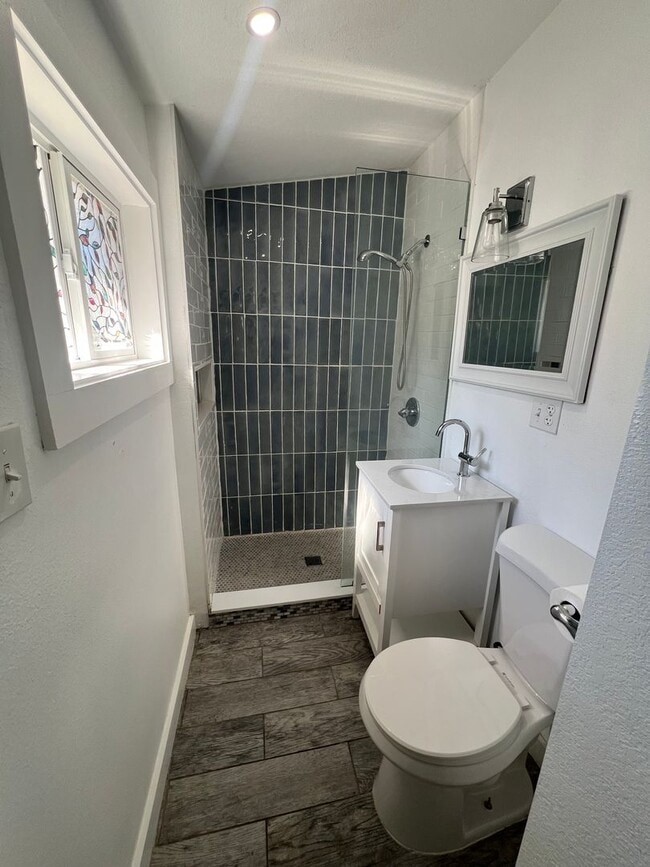 Building Photo - Charming 3-Bed / 2-Bath Renovated Rental in Washington Shores – Prime Orlando Location!