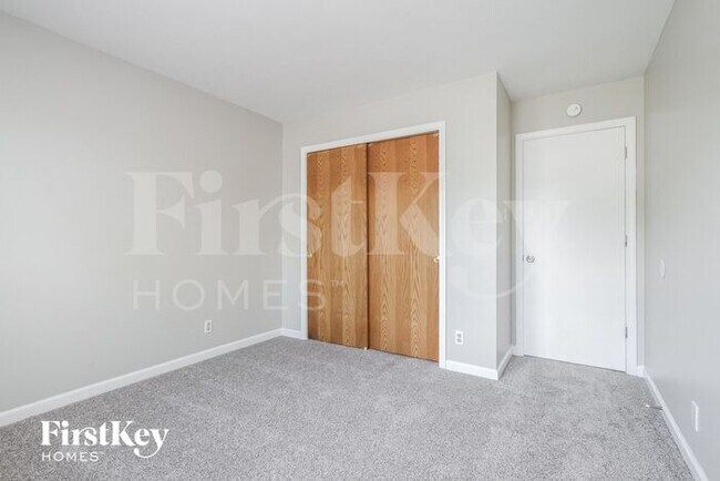 Building Photo - 10705 Creekside Woods Dr
