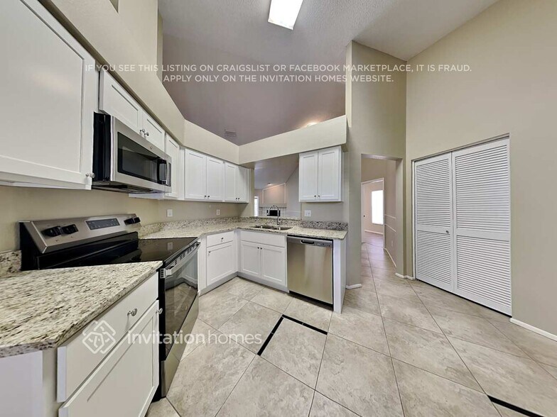 Building Photo - 12921 Longcrest Dr
