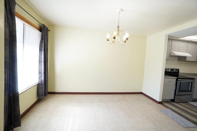 Building Photo - Charming 2-bedroom, 1.5-bathroom condo in ...
