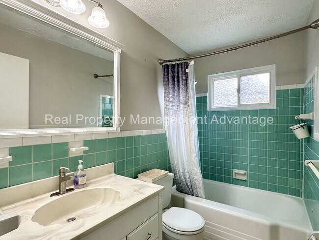 Building Photo - Mid-Century 3 Bed/2 Bath Ranch Near Downto...